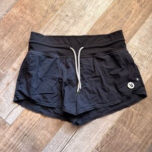 Vuori Women's Seabreeze Shorts in black size small
